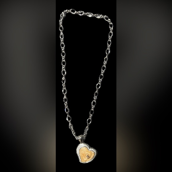 🔥🔥BEAUTY Chanel pendant ONLY stumped in the front 🔥🔥w dust bag - Picture 3 of 8